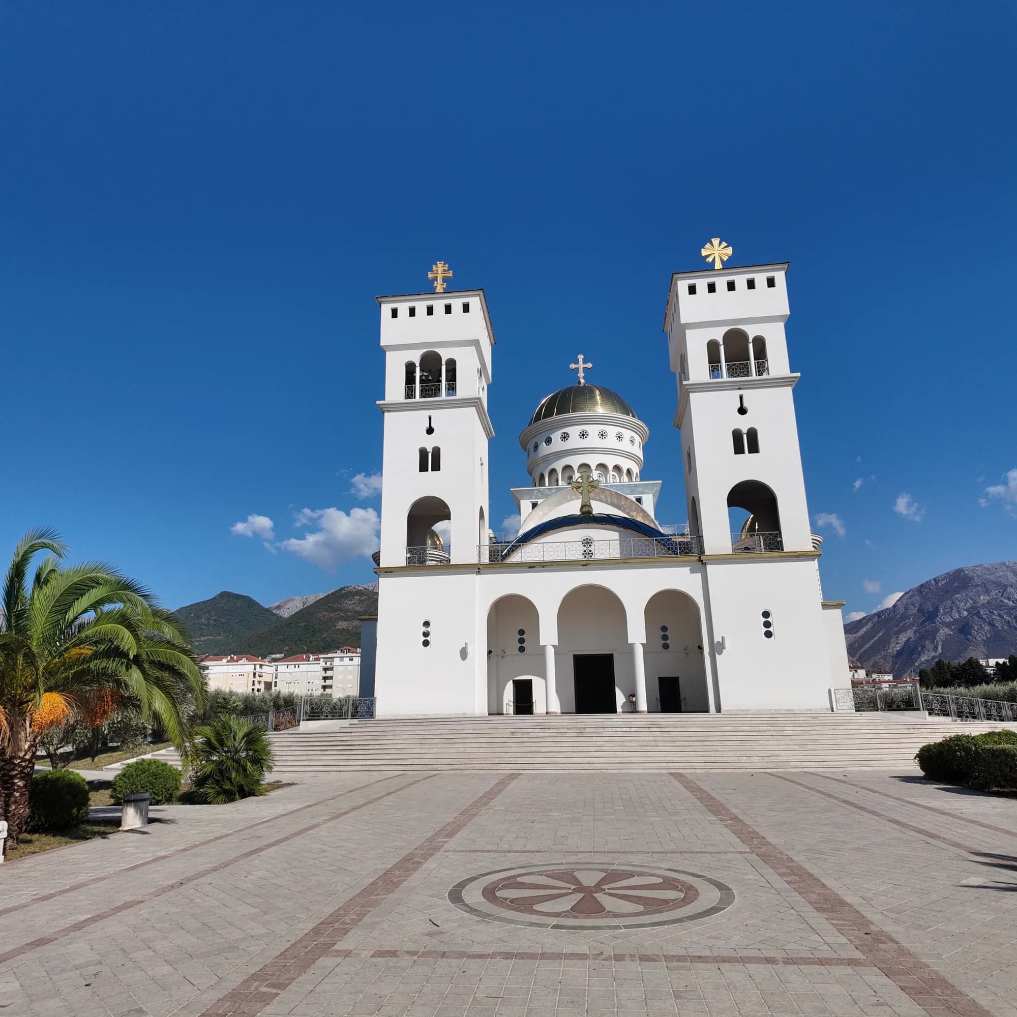 La catedral de San Jovan Vladimir en Bar: diez años, media hectárea de fresco y un santo puesto por escrito en esta ciudad