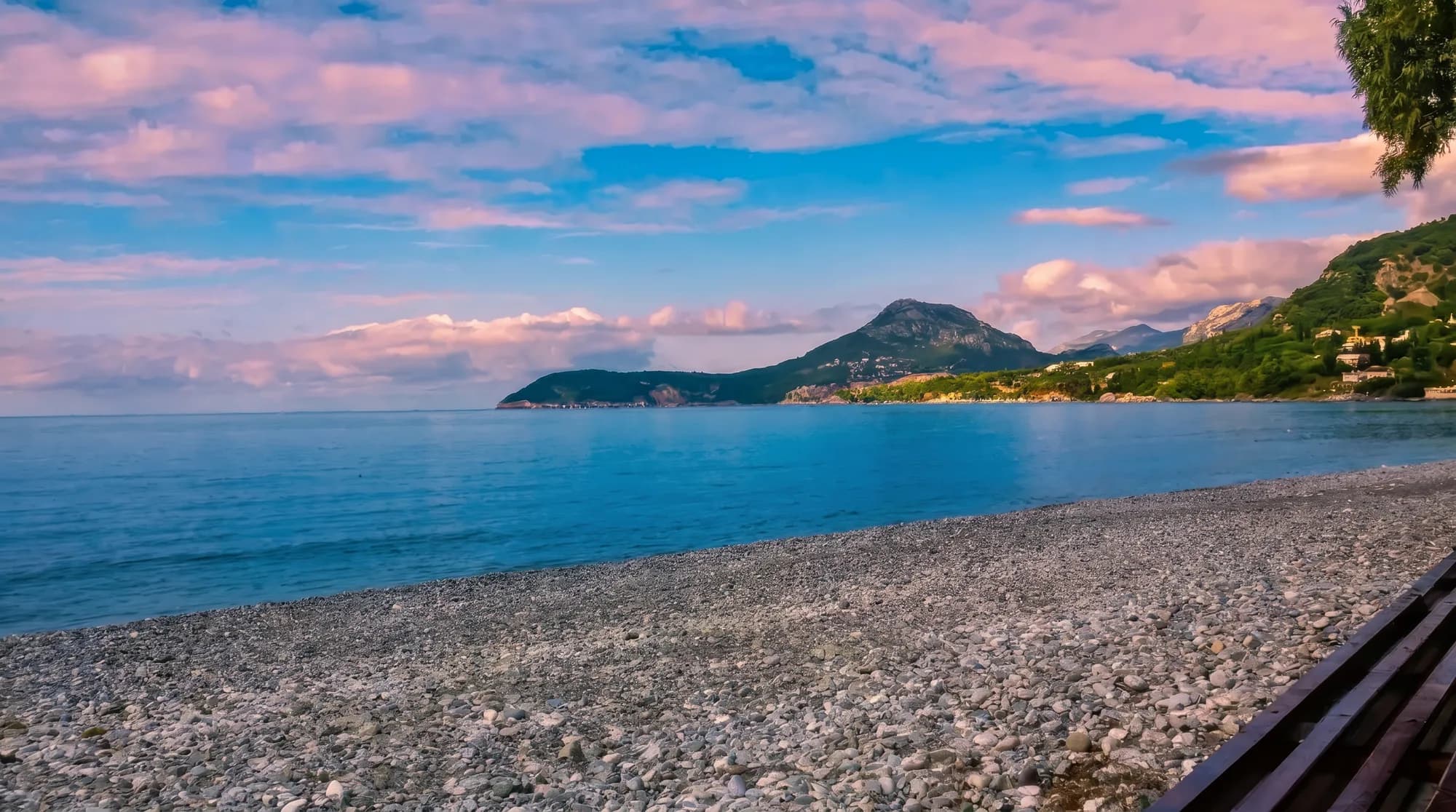 Žukotrlica: barska šljunkovita plaža u hladu borova i obala užara
